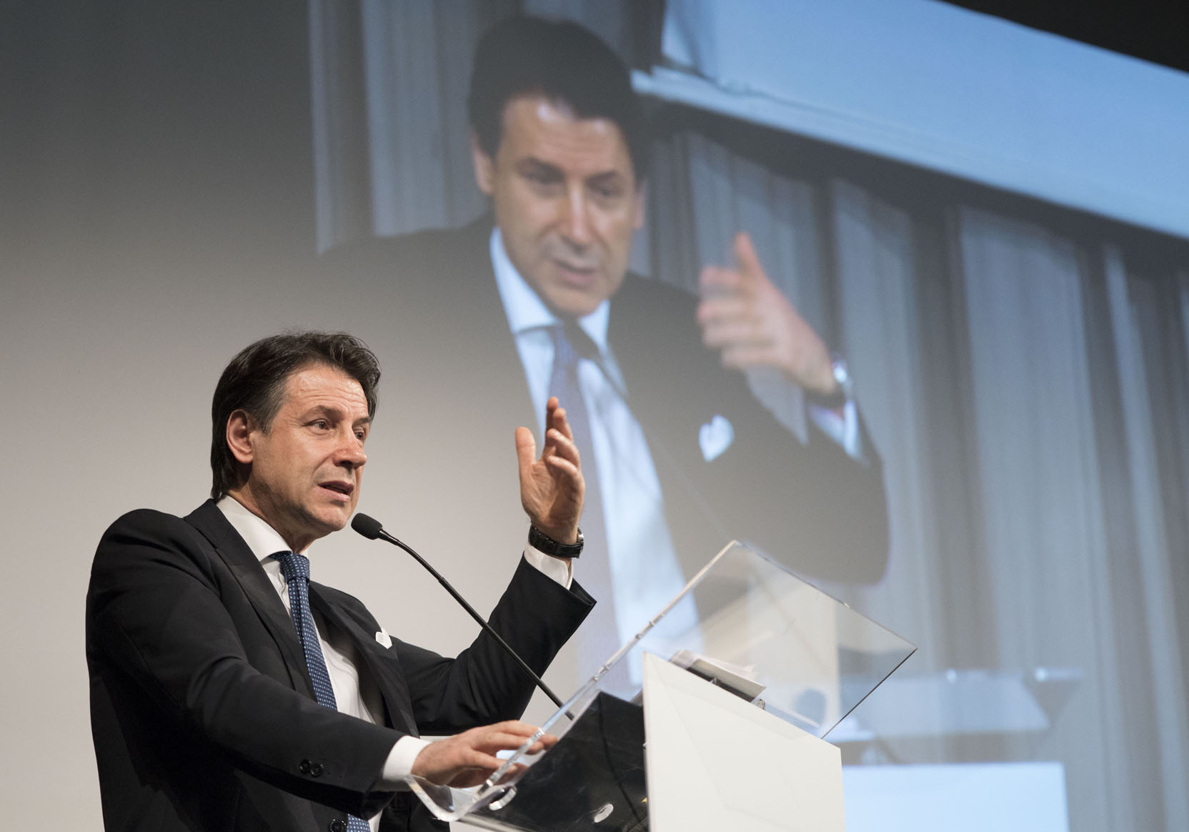 Premier Conte: “Difendiamo cinema dalla pirateria”