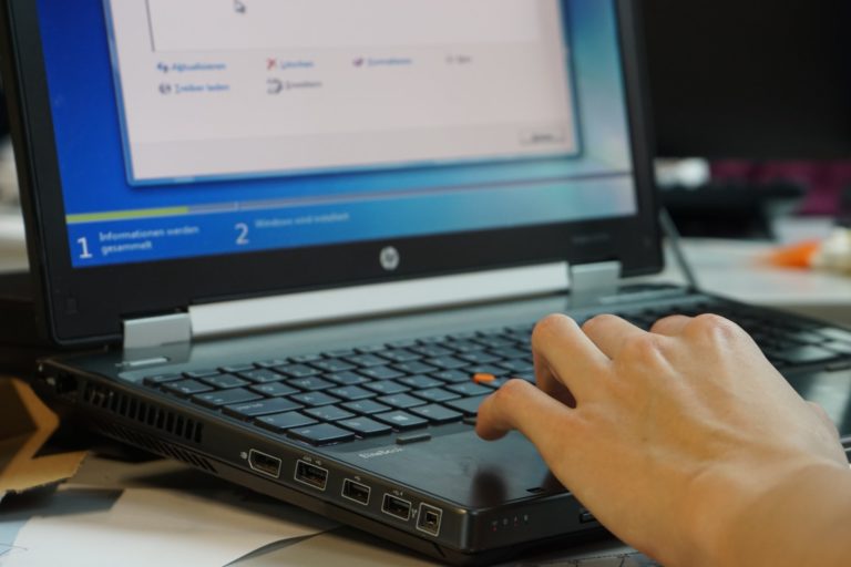 Lotta alla pirateria digitale: sequestrati oltre 5.500 siti illegali e confiscati beni per oltre 10 milioni di euro Lotta alla pirateria digitale: sequestrati oltre 5.500 siti illegali e confiscati beni per oltre 10 milioni di euro